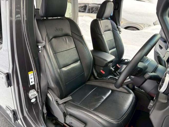 ラングラーアンリミテッド サハラ 3.6L 4WD　グラナイトグレー　エアコン　クルコン　パワステ　パワーウィンドウ　フロントカメラ　バックカメラ　キーレスエントリー　アルミホイール　ABS　横滑り防止装置　盗難防止装置　フルセグTV 正規輸入車 3600