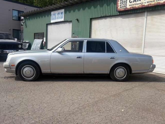 センチュリー5.0　本革シート　全席シートヒーター　後席リフレッシング機能純正アルミ　純正ナビ 2WD 5000