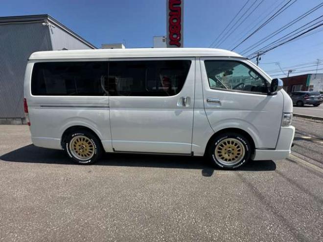 ハイエースバン2.7 スーパーGL ダークプライム ワイド ミドルルーフ ロングボディ 4WD　Pスタート スマートキー 両側スライドドア　LEDヘッドライト Fフォグ ハーフレザーシート 100V ベンチシート　ベッドキット リアクーラー ヒーター ステアリングスイッチ ディスプレイオーディオ　Bluetooth 2700