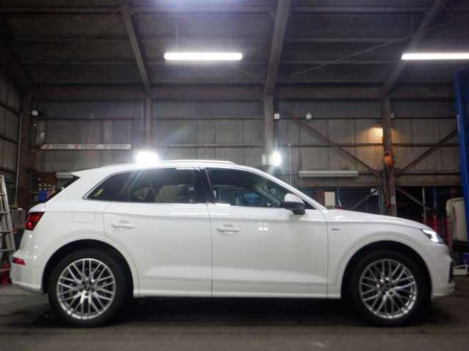 アウディQ5 2.0 TFSI クワトロ スポーツ ラグジュアリーパッケージ 4WD　本州仕入・Sライン・エクステリアパッケージ・ナビ・TV・B/T・全方位カメラ・革シート・電動シート・電動リアゲート・シートヒーター・LEDヘッドライト・バーチャルコックピット・ETC・ACC・ルーフレール 2000