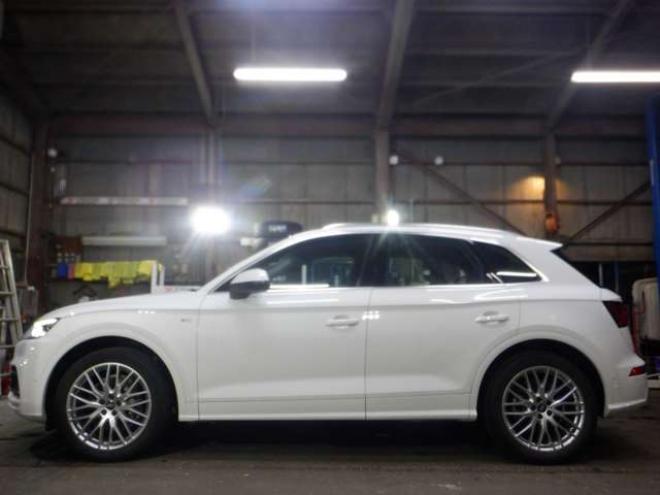 アウディQ5 2.0 TFSI クワトロ スポーツ ラグジュアリーパッケージ 4WD　本州仕入・Sライン・エクステリアパッケージ・ナビ・TV・B/T・全方位カメラ・革シート・電動シート・電動リアゲート・シートヒーター・LEDヘッドライト・バーチャルコックピット・ETC・ACC・ルーフレール 2000