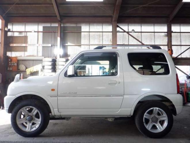 ジムニーランドベンチャー 4WD　本州仕入　5速MT　4WD　SDナビ　フルセグTV　シートヒーター　ルーフレール　ライトレベライザー　フォグランプ　ドアバイザー　キーレスキー 660