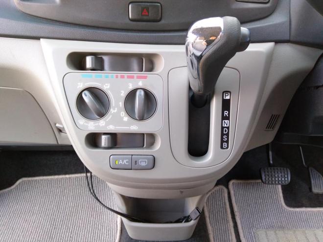 ピクシスエポックＸｆ ４ＷＤ　ＡＢＳ　キーレス　アイドリングストップ　ナビ　バックカメラ　リモコンスターター　ＥＴＣ　電動格納ミラー　プライバシーガラス　夏冬タイヤ付　車検令和１０年８月　保証１年付 4WD 660 5Dr