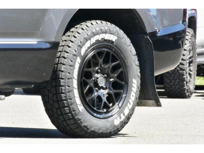 デリカD:5　Dパワーパッケージ　4WD　Ｆグリルラプターペイント　新品タイヤ／アルミ　新品フロントガード　シートカバー　ステップ付　社外ナビ／ＴＶ／バックカメラ　マッドフラップ
