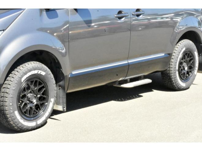 デリカD:5　Dパワーパッケージ　4WD　Ｆグリルラプターペイント　新品タイヤ／アルミ　新品フロントガード　シートカバー　ステップ付　社外ナビ／ＴＶ／バックカメラ　マッドフラップ