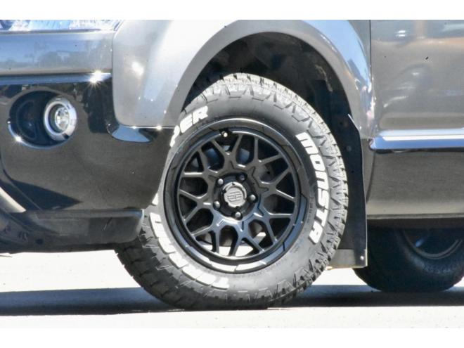 デリカD:5　Dパワーパッケージ　4WD　Ｆグリルラプターペイント　新品タイヤ／アルミ　新品フロントガード　シートカバー　ステップ付　社外ナビ／ＴＶ／バックカメラ　マッドフラップ