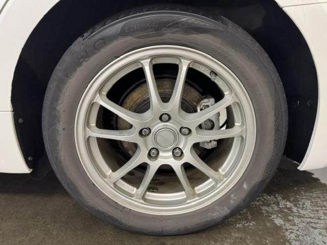 クラウンハイブリッドロイヤルサルーン　Ｆｏｕｒ　寒冷地仕様　禁煙車　フロントガラス熱線　両席シートヒーター　ステアリングヒーター　ミラーヒーター　クルーズコントロール　社外１７インチスパッタリングＡＷ　純正１６ＡＷ＋スタッドレスタイヤ付　ＥＴＣ 4WD 2500 4Dr