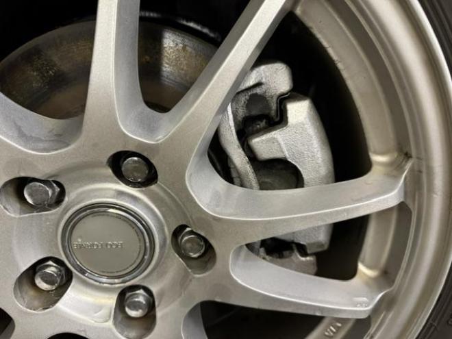 クラウンハイブリッドロイヤルサルーン　Ｆｏｕｒ　寒冷地仕様　禁煙車　フロントガラス熱線　両席シートヒーター　ステアリングヒーター　ミラーヒーター　クルーズコントロール　社外１７インチスパッタリングＡＷ　純正１６ＡＷ＋スタッドレスタイヤ付　ＥＴＣ 4WD 2500 4Dr