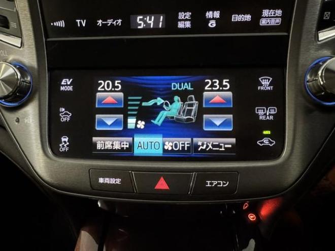 クラウンハイブリッドロイヤルサルーン　Ｆｏｕｒ　寒冷地仕様　禁煙車　フロントガラス熱線　両席シートヒーター　ステアリングヒーター　ミラーヒーター　クルーズコントロール　社外１７インチスパッタリングＡＷ　純正１６ＡＷ＋スタッドレスタイヤ付　ＥＴＣ 4WD 2500 4Dr
