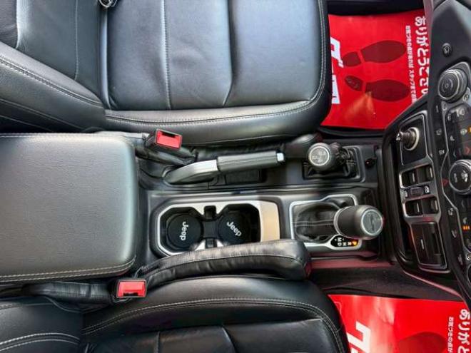 ラングラーアンリミテッド サハラ 3.6L 4WD　グラナイトグレー　エアコン　クルコン　パワステ　パワーウィンドウ　フロントカメラ　バックカメラ　キーレスエントリー　アルミホイール　ABS　横滑り防止装置　盗難防止装置　フルセグTV 正規輸入車 3600