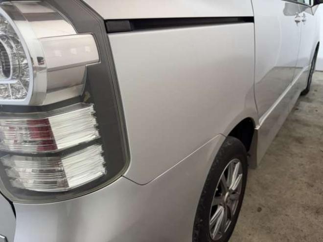 ヴォクシー2.0 Z 4WD　ナビ　TV　Bカメラ　Bluetooth　Pスライド 2000