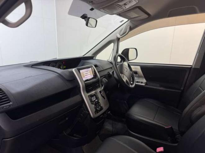 ヴォクシー2.0 Z 4WD　ナビ　TV　Bカメラ　Bluetooth　Pスライド 2000