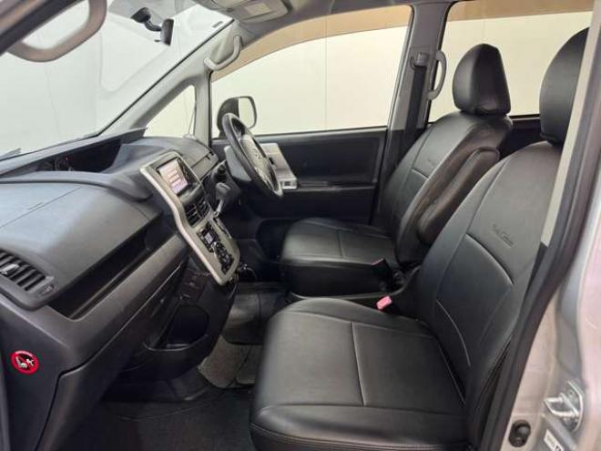 ヴォクシー2.0 Z 4WD　ナビ　TV　Bカメラ　Bluetooth　Pスライド 2000