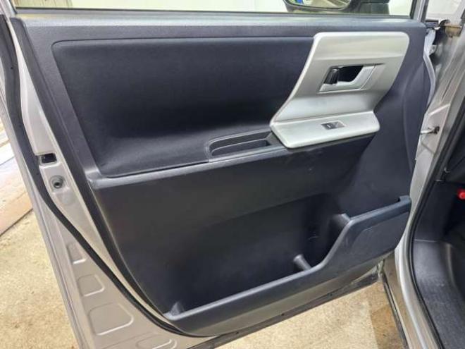 ヴォクシー2.0 Z 4WD　ナビ　TV　Bカメラ　Bluetooth　Pスライド 2000