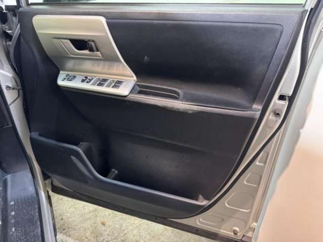 ヴォクシー2.0 Z 4WD　ナビ　TV　Bカメラ　Bluetooth　Pスライド 2000