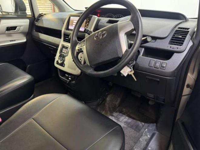 ヴォクシー2.0 Z 4WD　ナビ　TV　Bカメラ　Bluetooth　Pスライド 2000