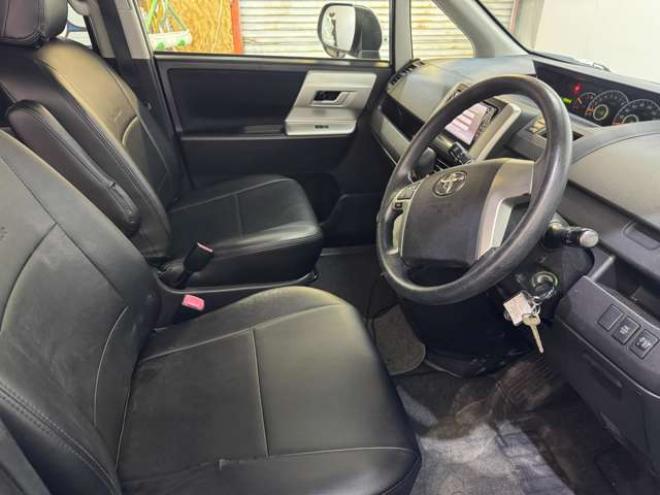 ヴォクシー2.0 Z 4WD　ナビ　TV　Bカメラ　Bluetooth　Pスライド 2000