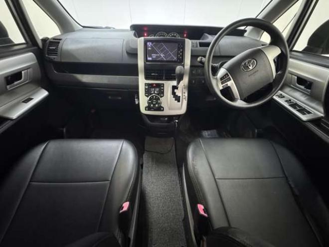 ヴォクシー2.0 Z 4WD　ナビ　TV　Bカメラ　Bluetooth　Pスライド 2000
