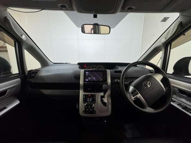 ヴォクシー2.0 Z 4WD　ナビ　TV　Bカメラ　Bluetooth　Pスライド 2000