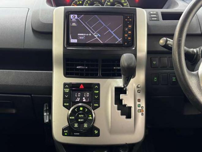 ヴォクシー2.0 Z 4WD　ナビ　TV　Bカメラ　Bluetooth　Pスライド 2000