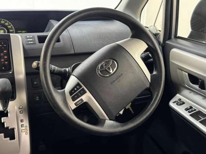 ヴォクシー2.0 Z 4WD　ナビ　TV　Bカメラ　Bluetooth　Pスライド 2000
