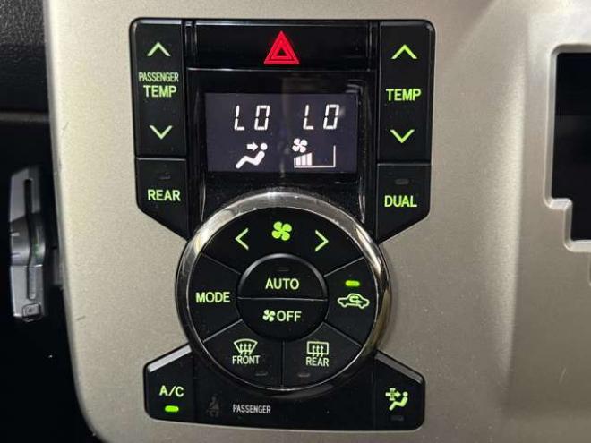 ヴォクシー2.0 Z 4WD　ナビ　TV　Bカメラ　Bluetooth　Pスライド 2000