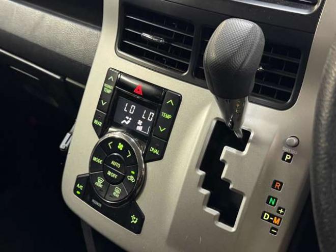 ヴォクシー2.0 Z 4WD　ナビ　TV　Bカメラ　Bluetooth　Pスライド 2000