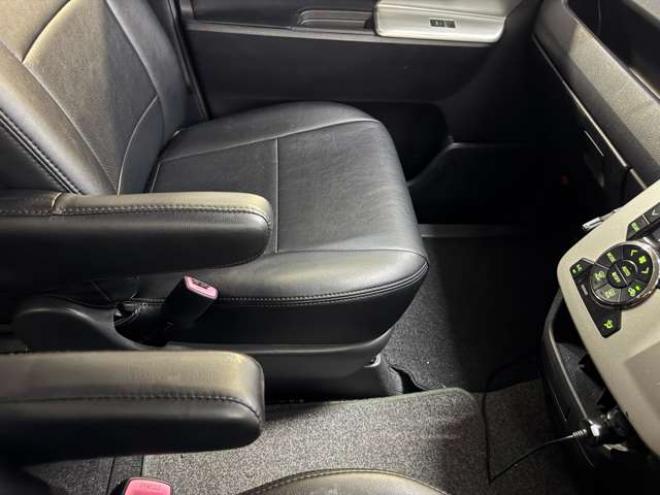 ヴォクシー2.0 Z 4WD　ナビ　TV　Bカメラ　Bluetooth　Pスライド 2000