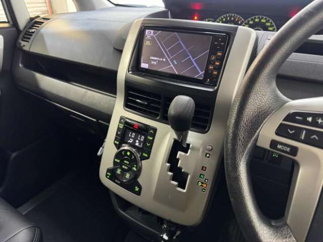 ヴォクシー2.0 Z 4WD　ナビ　TV　Bカメラ　Bluetooth　Pスライド 2000