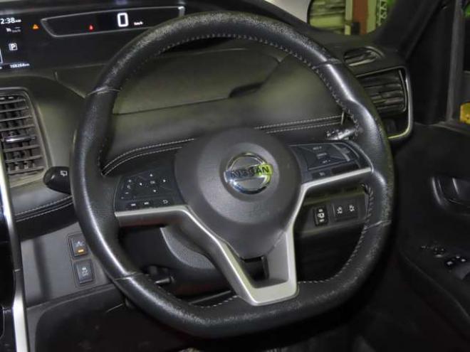 セレナ2.0 ハイウェイスター Vセレクション 4WD　防錆塗装4WDTVナビBカメ後席モニタETCエンスタ積込タイヤ 2000