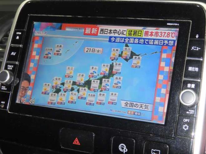 セレナ2.0 ハイウェイスター Vセレクション 4WD　防錆塗装4WDTVナビBカメ後席モニタETCエンスタ積込タイヤ 2000