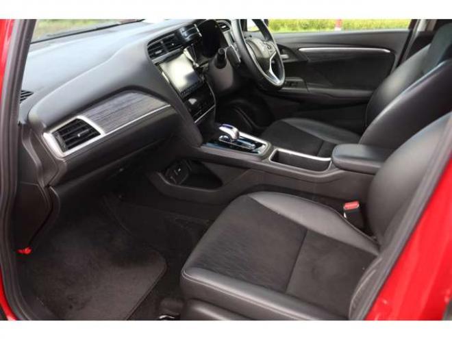 シャトル1.5 ハイブリッド Z 4WD　検R9/1　Bluetooth　パドルシフト　ハーフレザー　TV　バックカメラ 1500