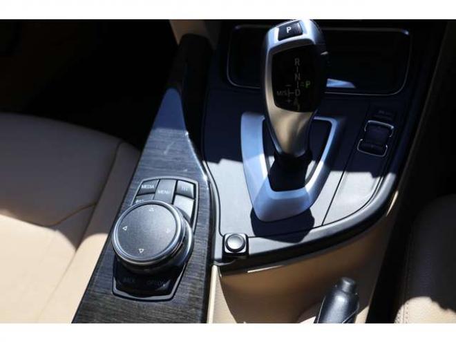 BMW3シリーズツーリング 320i xドライブ ラグジュアリー 4WD　検二年　シートヒーター　バックカメラ　クルコン　ETC　レザーシート 正規輸入車 2000