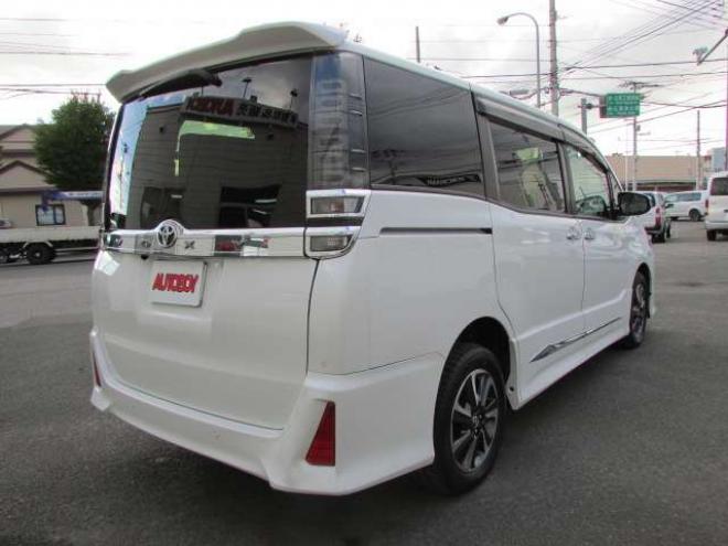 ヴォクシー2.0 ZS 煌II 4WD　純正9インチナビ/フルセグTV/バックカメラ/ビルトインETC/フリップダウンモニター/衝突軽減ブレーキ/LEDヘッドライト・フォグ/スマートキー一体式エンジンスターター/クルーズコントロール/両側パワースライドドア 2000