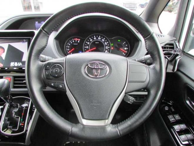 ヴォクシー2.0 ZS 煌II 4WD　純正9インチナビ/フルセグTV/バックカメラ/ビルトインETC/フリップダウンモニター/衝突軽減ブレーキ/LEDヘッドライト・フォグ/スマートキー一体式エンジンスターター/クルーズコントロール/両側パワースライドドア 2000