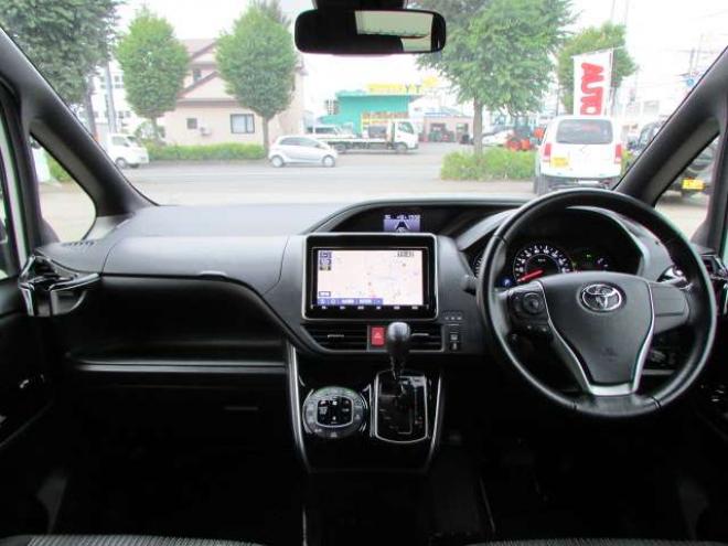 ヴォクシー2.0 ZS 煌II 4WD　純正9インチナビ/フルセグTV/バックカメラ/ビルトインETC/フリップダウンモニター/衝突軽減ブレーキ/LEDヘッドライト・フォグ/スマートキー一体式エンジンスターター/クルーズコントロール/両側パワースライドドア 2000