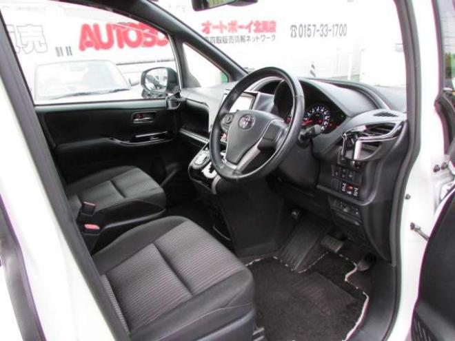 ヴォクシー2.0 ZS 煌II 4WD　純正9インチナビ/フルセグTV/バックカメラ/ビルトインETC/フリップダウンモニター/衝突軽減ブレーキ/LEDヘッドライト・フォグ/スマートキー一体式エンジンスターター/クルーズコントロール/両側パワースライドドア 2000