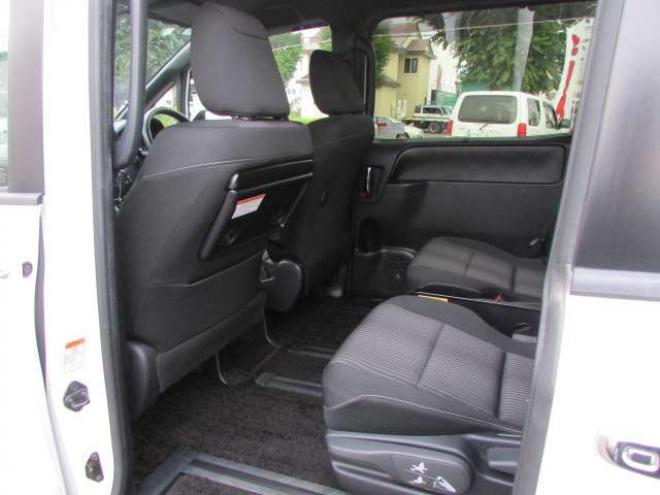 ヴォクシー2.0 ZS 煌II 4WD　純正9インチナビ/フルセグTV/バックカメラ/ビルトインETC/フリップダウンモニター/衝突軽減ブレーキ/LEDヘッドライト・フォグ/スマートキー一体式エンジンスターター/クルーズコントロール/両側パワースライドドア 2000