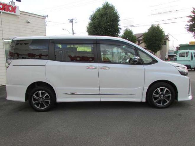 ヴォクシー2.0 ZS 煌II 4WD　純正9インチナビ/フルセグTV/バックカメラ/ビルトインETC/フリップダウンモニター/衝突軽減ブレーキ/LEDヘッドライト・フォグ/スマートキー一体式エンジンスターター/クルーズコントロール/両側パワースライドドア 2000