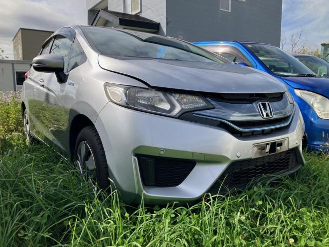 フィットハイブリッドFパッケージ 4WD 本州車 衝突軽減ブレーキあり 車検満タン渡し
