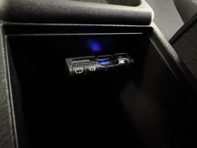 マークXジオ２４０エアリエル　本州仕入　禁煙車　ストラーダナビ　フルセグ地デジ　ＤＶＤ再生　バックカメラ　フロント＆リアスポイラー　社外１７インチＡＷ　社外１６ＡＷ＋スタッドレスタイヤ付　ＨＩＤヘッドライト　横滑り防止装置　ＥＴＣ 4WD 2400 5Dr
