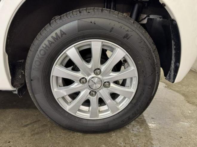パッソ１．０Ｘ　禁煙車　寒冷地仕様　ベンチシート　エンジンスターター　社外１３インチＡＷ　社外１３ＡＷ＋スタッドレスタイヤ付　フロントガラス熱線　キーレスキー　純正ドアバイザー　タイミングチェーン車　電動格納ミラー 4WD 1000 5Dr