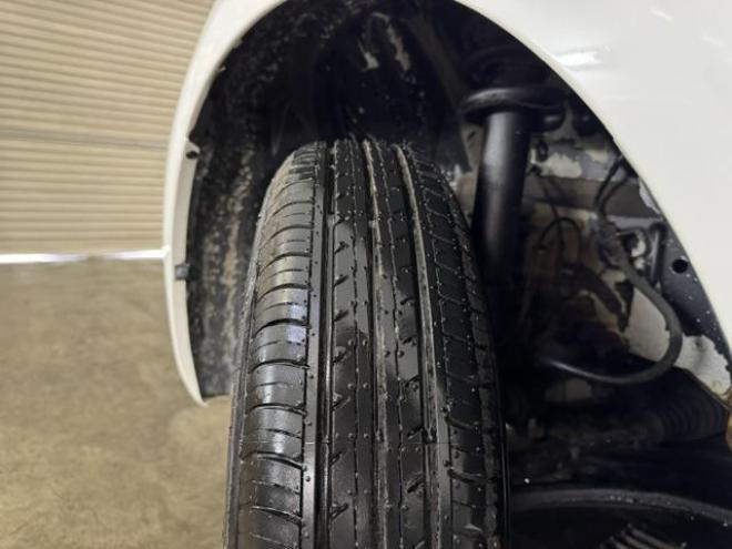 パッソ１．０Ｘ　禁煙車　寒冷地仕様　ベンチシート　エンジンスターター　社外１３インチＡＷ　社外１３ＡＷ＋スタッドレスタイヤ付　フロントガラス熱線　キーレスキー　純正ドアバイザー　タイミングチェーン車　電動格納ミラー 4WD 1000 5Dr