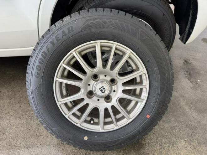 パッソ１．０Ｘ　禁煙車　寒冷地仕様　ベンチシート　エンジンスターター　社外１３インチＡＷ　社外１３ＡＷ＋スタッドレスタイヤ付　フロントガラス熱線　キーレスキー　純正ドアバイザー　タイミングチェーン車　電動格納ミラー 4WD 1000 5Dr