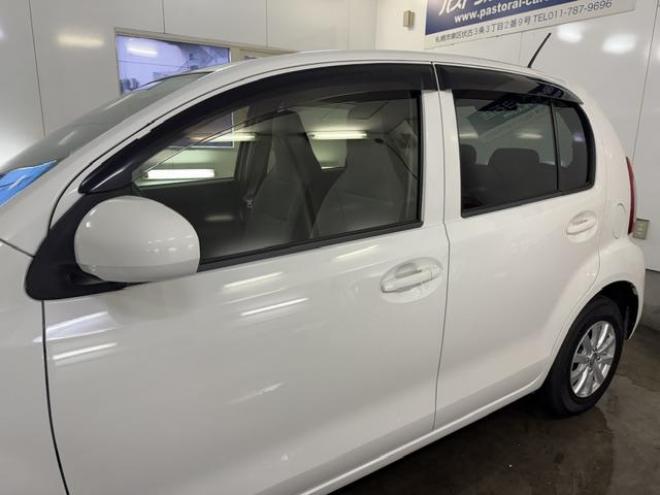 パッソ１．０Ｘ　禁煙車　寒冷地仕様　ベンチシート　エンジンスターター　社外１３インチＡＷ　社外１３ＡＷ＋スタッドレスタイヤ付　フロントガラス熱線　キーレスキー　純正ドアバイザー　タイミングチェーン車　電動格納ミラー 4WD 1000 5Dr