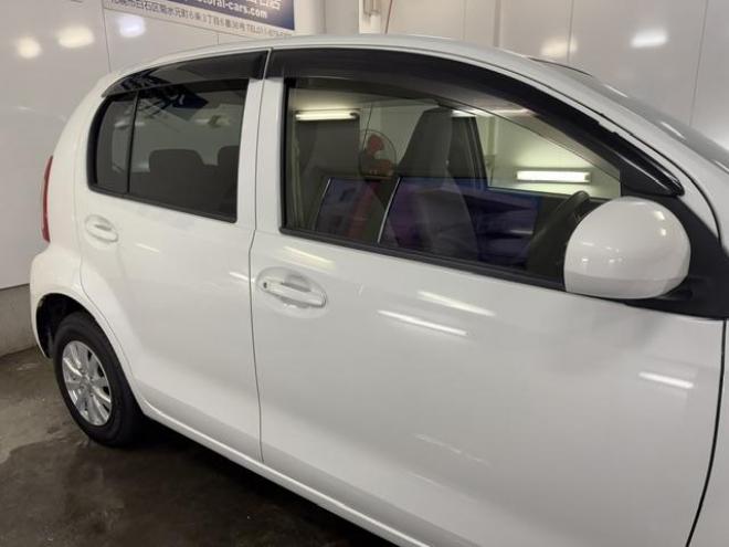 パッソ１．０Ｘ　禁煙車　寒冷地仕様　ベンチシート　エンジンスターター　社外１３インチＡＷ　社外１３ＡＷ＋スタッドレスタイヤ付　フロントガラス熱線　キーレスキー　純正ドアバイザー　タイミングチェーン車　電動格納ミラー 4WD 1000 5Dr