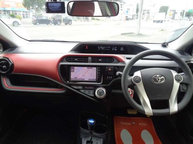 アクア1.5 S　ワンオーナー車　中期型　純正メモリーナビ　ワンセグ　スマートキー 2WD 1500