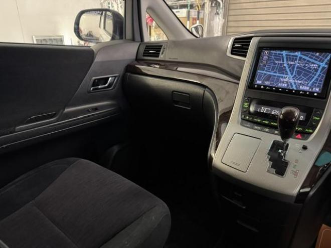 ヴェルファイア２．４Ｚ　後期型　禁煙車　純正リアフリップダウンモニター　純正１８インチＡＷ　社外１６ＡＷ＋スタッドレスタイヤ　両側パワースライドドア　純正ナビ　地デジ　ＤＶＤ再生　Ｂｌｕｅｔｏｏｔｈオーディオ　バックカメラ 4WD 2400 5Dr