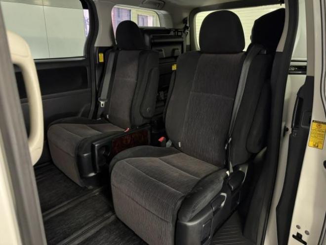 ヴェルファイア２．４Ｚ　後期型　禁煙車　純正リアフリップダウンモニター　純正１８インチＡＷ　社外１６ＡＷ＋スタッドレスタイヤ　両側パワースライドドア　純正ナビ　地デジ　ＤＶＤ再生　Ｂｌｕｅｔｏｏｔｈオーディオ　バックカメラ 4WD 2400 5Dr