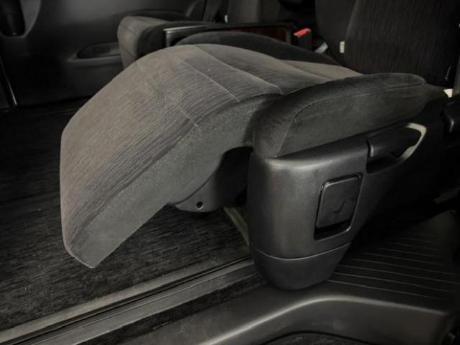 ヴェルファイア２．４Ｚ　後期型　禁煙車　純正リアフリップダウンモニター　純正１８インチＡＷ　社外１６ＡＷ＋スタッドレスタイヤ　両側パワースライドドア　純正ナビ　地デジ　ＤＶＤ再生　Ｂｌｕｅｔｏｏｔｈオーディオ　バックカメラ 4WD 2400 5Dr